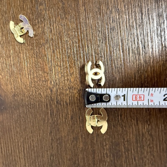 6 Small Size Chanel Buttons - Picture 5 of 5